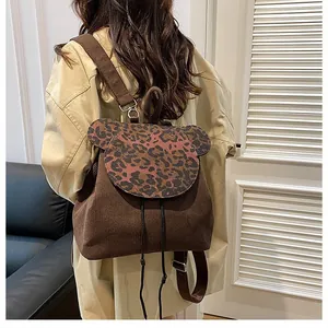Detail der Klappe mit Leopardenmuster und süßen Ohren am braunen Cord-Rucksack