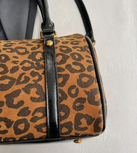 Détails du sac Boston imprimé léopard avec cuir noir et rivets dorés de qualité