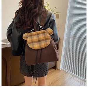 Detailansicht eines braunen Cord-Rucksacks mit süßer Bären-Karo-Klappe und verstellbaren Gurten