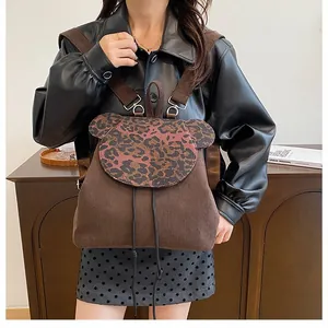 Detailansicht eines braunen Cord-Rucksacks mit Leopardenmuster-Bärenohren und Kordelzug