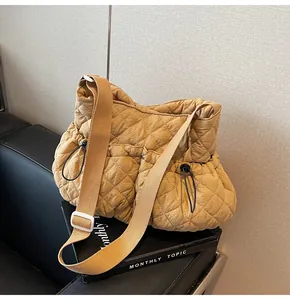 Detail der khakifarbenen Stepptasche mit Plissee-Stoff und verstellbarem Schultergurt