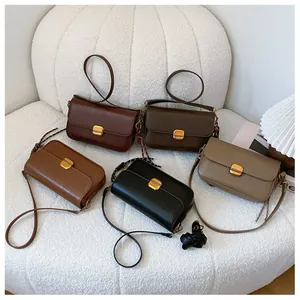 Collection de sacs bandoulière en cuir en cinq couleurs avec boucles dorées carrées