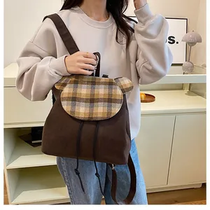 Detail von Bärenohren und Karomuster auf braunem Cord-Rucksack für Damenmode