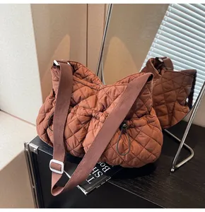 Detail der braunen Stepp-Cloud-Bag mit Nylonstruktur und verstellbarem gewebtem Schultergurt