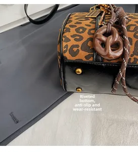 Detail der Leoparden-Tasche mit goldenen Nieten am Boden für Verschleißfestigkeit