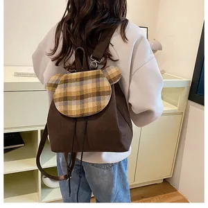 Detail von Cord-Rucksack mit karierten Bärenohren und praktischem Kordelzugverschluss