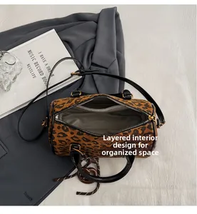 Detailansicht der Leopard Boston Bag Innenseite mit organisierten Schichtfächern