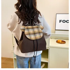 Cord-Rucksack mit Bärenohren und Kordelzug auf dem Rücken eines weiblichen Modells