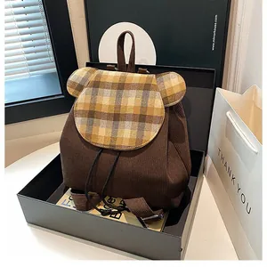 Brauner Cord-Minirucksack mit karierten Bärenohren in einer Premium-Geschenkbox