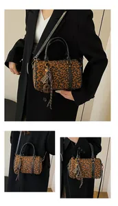 Dettaglio della borsa Boston leopardata con finiture dorate e pendenti decorativi