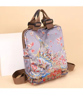 Macro detail van de rugzak in Chinese stijl met prachtig feniks en bloemen borduurwerk