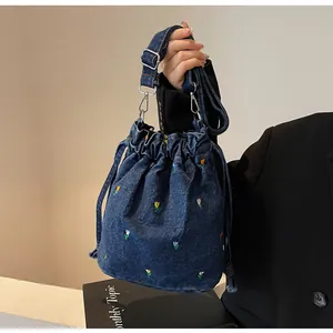 Détails du sac seau en denim bleu foncé avec broderies de tulipes colorées à la main