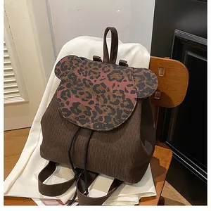 Detail eines Cord-Rucksacks mit niedlichen Bärenohren und stylischem Leopardenmuster