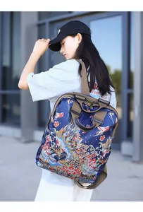Detail van blauwe rugzak met traditionele Chinese patronen van feniks en bloemenborduurwerk