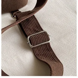 Details des kaffeebraunen Cord-Schultergurts mit silberner verstellbarer Metallschnalle