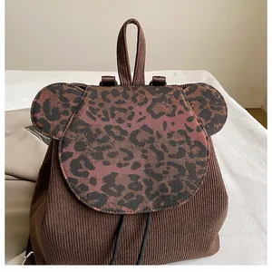 Detail eines braunen Cord-Rucksacks mit Leoparden-Klappe und niedlichen runden Ohren