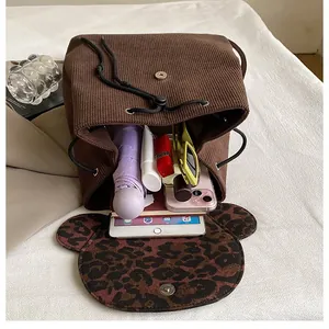 Detailansicht des Leoparden-Rucksacks mit Stauraum für wichtige Alltagsgegenstände