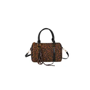 Borsa Boston leopardata con manici neri, ciondolo con nappa e tracolla regolabile