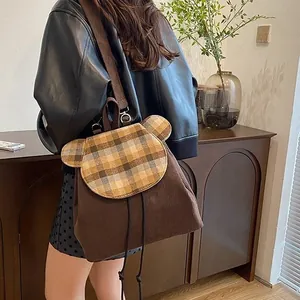 Brauner Cordrucksack für Damen mit Bärenmuster, Karodekor und 3D-Ohren am Model