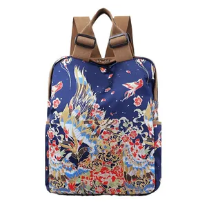 Blauwe rugzak met traditionele Chinese feniks- en bloemenprints in een platte weergave