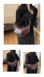 Vue détaillée du sac demi-lune marron foncé avec nœuds élégants et finition en cuir