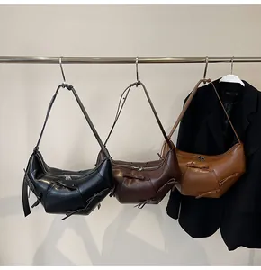Vue détaillée de trois sacs Hobo avec nœuds décoratifs et double fermeture éclair