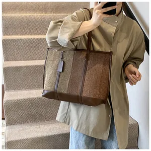 Detailansicht der großen Shopper-Tasche aus Wollmix und Leder in Kontrastfarben-Optik