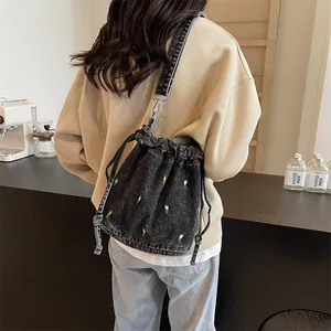 Sac seau en jean noir brodé avec motif tulipe et fermeture à cordon de serrage