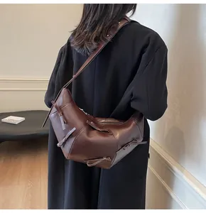 Vue détaillée du grand sac cabas en cuir marron foncé avec nœuds élégants