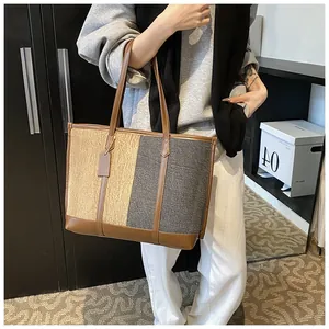 Detail der Kontrast-Einkaufstasche mit gewebtem Stoff und braunem Lederbesatz