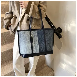 Detailansicht der Color-Block Denim Tote Bag, getragen als Umhängetasche zur Größenansicht