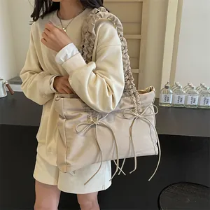 Stijlvolle beige shopper met geplooide schouderband en dubbel strikje met trekkoord