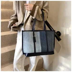 Detailansicht der großen Kontrast-Tote-Bag mit blauem Stoff und Leder-Tragegriffen