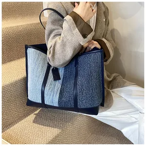 Detailansicht der großen Denim-Tote-Bag mit Kontrastdesign und Schulterpassform