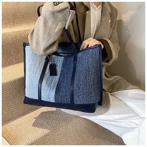 Detail der großen Denim-Tote-Bag mit Color-Block-Patchwork und Ledergriffen