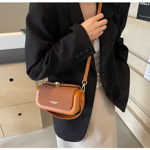 Détail du petit sac bandoulière vintage marron avec fermoir doré et bandoulière en cuir