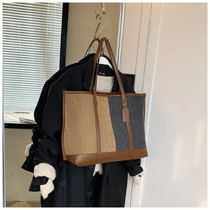 Detailansicht der farblich abgesetzten Woll-Tote-Bag mit Ledergriffen und Texturnaht