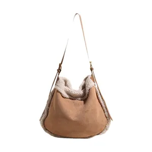 Sac à main en daim marron et polaire blanche avec bandoulière réglable