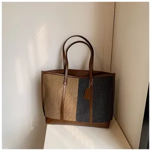 Detail der Kontrastfarbe Shopper-Tasche mit strukturiertem Stoff und Ledergriff