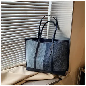 Detailansicht der Patchwork-Jeans-Tasche mit Lederbesatz und blauen Kontrastflächen