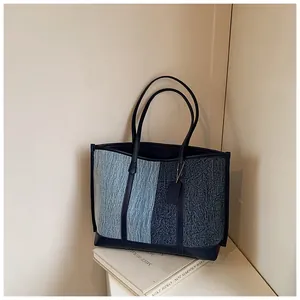 Nahaufnahme der zweifarbigen Tote Bag mit blauem Textilgewebe und Lederbesatz