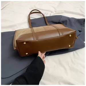 Detailansicht der großen Shopper-Tasche mit goldenen Standfüßen und Lederboden-Design