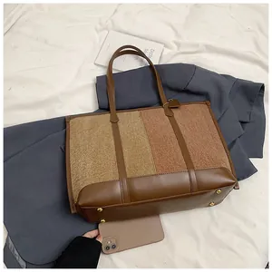 Detail der Retro-Tragetasche mit Stoffkontrast und schützenden Bodennieten am Boden