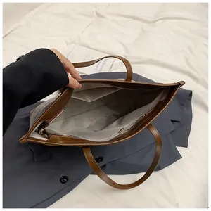 Innendetail der großen Kontrast-Shopper-Tasche mit Taschen und grauem Futter