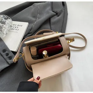 Vue de dessus du sac barillet beige montrant l'espace intérieur pour téléphone et parfum