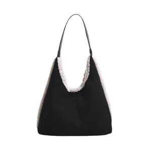 Bolso tote de contraste en blanco y negro con ribete de forro polar y asas