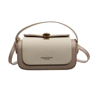 Détail du sac à main beige minimaliste contrasté avec texture tissée et boucle dorée