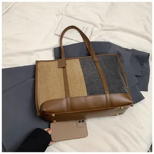 Detailansicht der Kontrast-Tote-Bag mit Lederbesatz und schützenden goldenen Metallfüßen