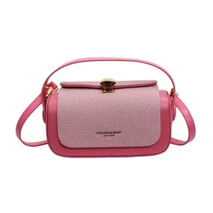 Sac à main chic rose fushia avec fermoir doré et texture en cuir et tissu élégant