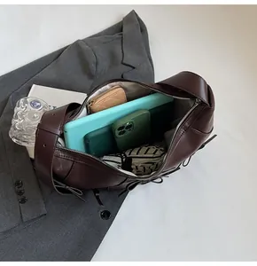 Vue intérieure montrant la grande capacité d'un sac cabas en cuir marron
